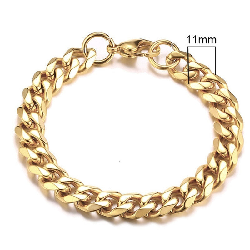 Clasp of the gold Cuban link bracelet