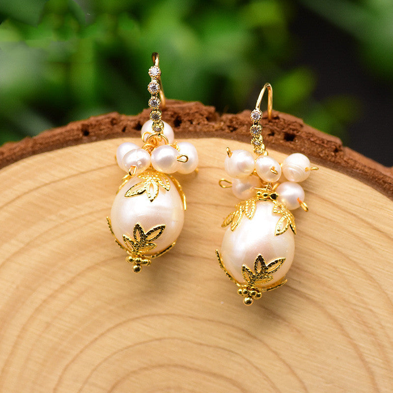 Pearl Earrings detail