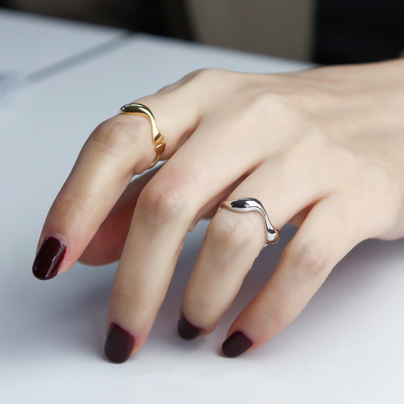 Wavy gold band ring