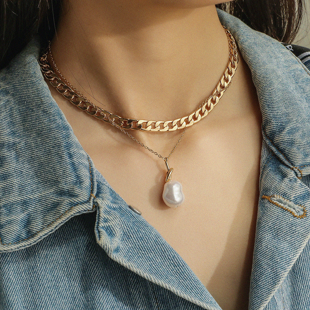 Layered gold-tone chain of the pearl necklace