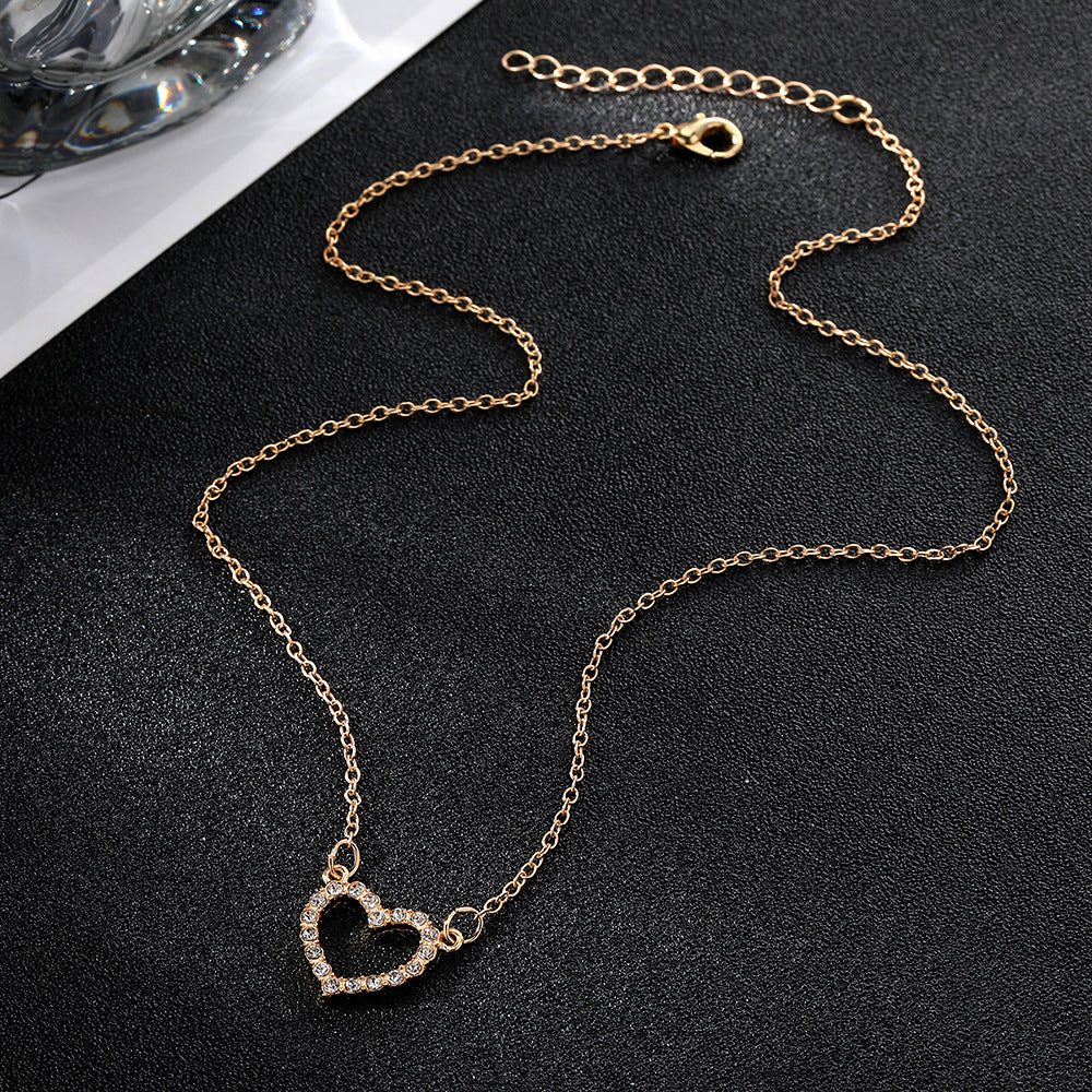 Double-layer necklace worn at the collarbone