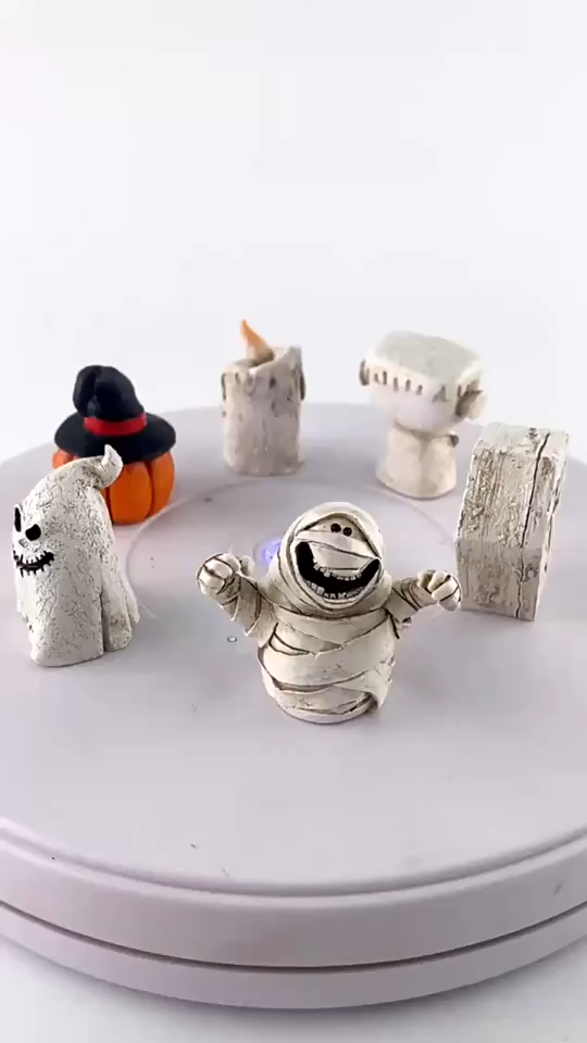 Mini Halloween figurine ornament – view 9