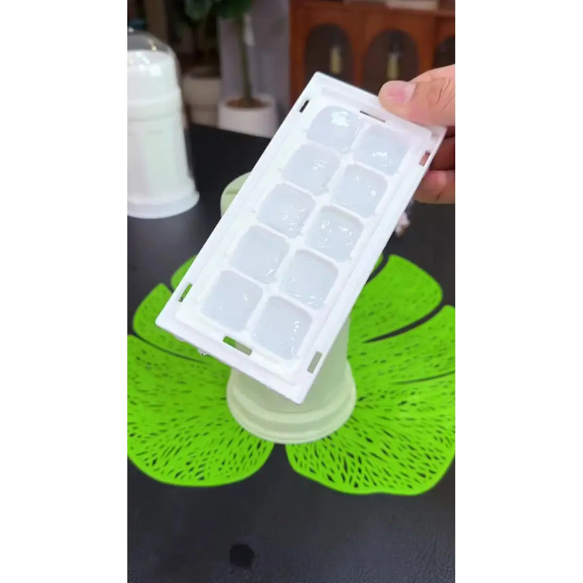 Twisting rotating ice cube release cup mold with cover