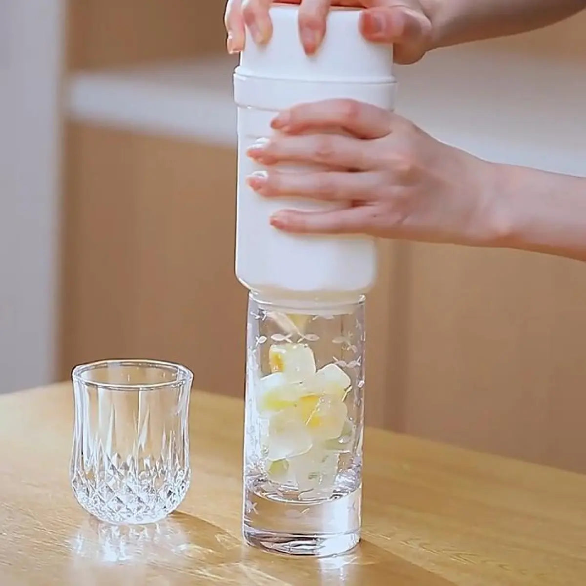 Twisting rotating ice cube release cup mold with cover