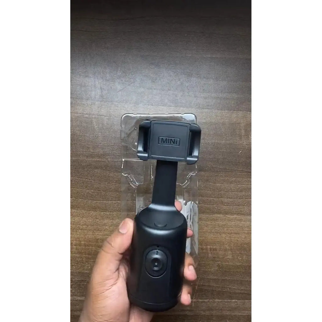 Face tracking gimbal mounted with smartphone